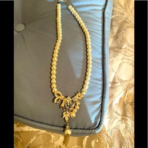 Costume jewelry faux pearl & rhinestone necklace